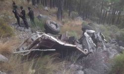 Küçükbaş hayvan yüklü kamyonet uçuruma yuvarlandı: 1 ölü