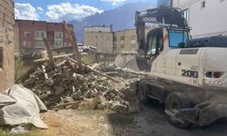 Metruk binalar tek tek yıktırılıyor