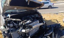 Otomobil ve hafif ticari araç çarpıştı: 1 ölü, 4 yaralı