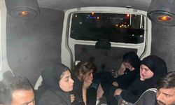 Polisten kaçarak 2 araca çarpan minibüsten 11 kaçak göçmen çıktı