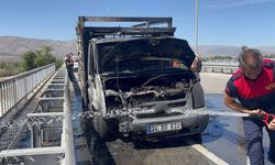 Seyir halindeki kamyon alev alev yandı
