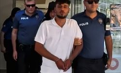 Tutuklanınca gazeteciye öpücük atıp, "Zeki Müren’e selam" dedi