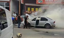 Yanan otomobili esnaf su ve yangın tüpüyle söndürdü