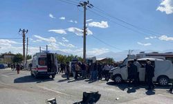 Zırhlı polis aracıyla otomobil çarpıştı: 4 yaralı