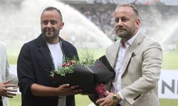 Başkana çiçek verildi