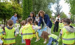 Başkan Ünlüce çocuklarla çöp topladı