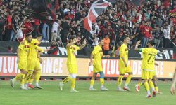 Kırmızı Şimşekler’den son yılların en iyi lig başlangıcı