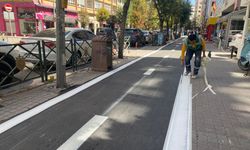 Eskişehir’in o caddesinde bisiklet yolları renklenmeye başladı...