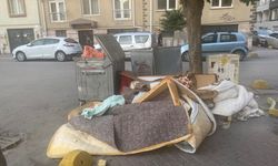 Duyarsız vatandaş sokağı çöplüğe çevirdi...