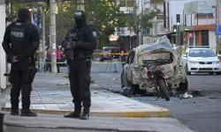 Ekvador’da AVM’nin önündeki araç bomba gibi patladı: 1 ölü