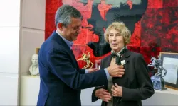 Ünlü yazar Ayşe Kulin CHP'ye katıldı!