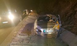 Kontrolden çıkan otomobil beton zemine çarptı
