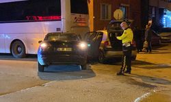 Kazaya karışan iki otomobil park halindeki otobüse çarptı!