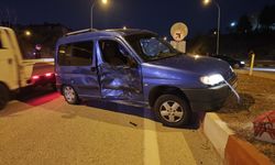 Ticari araçla motosiklet çarpıştı