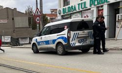 Eskişehir’de ilginç kaza! Polis aracına çarpıp kaçtı