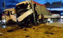 TIR ile ticari araç çarpıştı