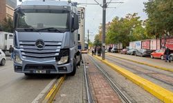 Tır kazası Eskişehir’de tramvay seferlerini durdurdu