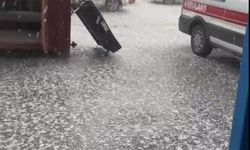 Eskişehir'de dolu yağışı sokakları beyaza bürüdü