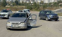2 otomobil çarpıştı: 2 yaralı