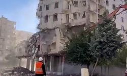 Ağır hasarlı bina iş makinesinin dokunuşta yerle bir oldu