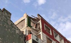 Balkon çöktü: 2 araç kullanılmaz hale geldi