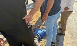 Devrilen motosikletliye araç çarptı: 1 yaralı