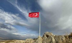 Ermenistan sınırına Türk bayrağı diktiler