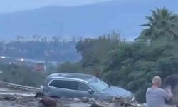 Heyelanın kapattığı otoyolda ulaşım durdu