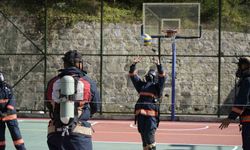 İtfaiye kostümüyle voleybol oynadılar