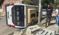 Kamyonet ile çarpışan yolcu minibüsü devrildi