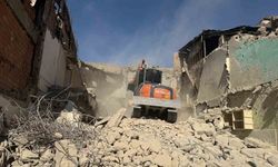 Metruk bina kontrollü şekilde yıkıldı
