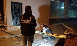 Motosikletli saldırganlar iş yerine tüfekle 3 el ateş açıp kaçtı