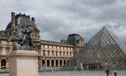 Paris’teki ünlü Louvre Müzesi’nde soygun paniği