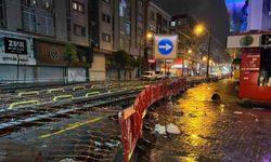 Tramvay yoluna giren araç, raylarda sıkıştı