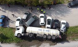 Yağ tankeri devrildi, 7 araç hasar gördü