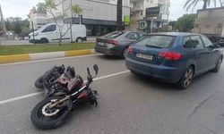 Yaya geçidinde duran otomobile çarpan motosikletli yaralandı