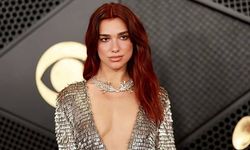Dünyaca ünlü şarkıcının sahne kıyafeti olay oldu