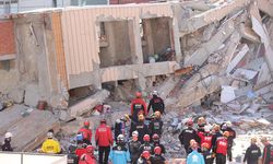 Enkaz altında kalan bir kişinin cansız bedeni çıkartıldı!