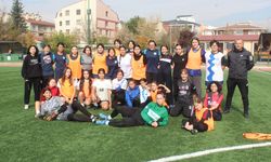 Kız futbolcular sahada