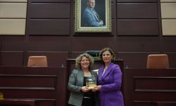 Başkan Ünlüce'den emekli olan personele anlamlı plaket