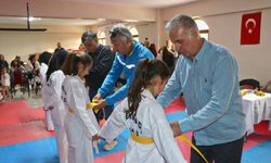 Minik taekwonducular ilk kuşaklarını aldı