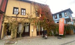 Eskişehir’de sonbahar renkleri tarihi binayı süsledi