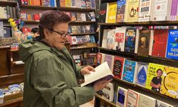 Eskişehir'de 66 yaşındaki kadının kitap sevgisini görenler şaşırıyor