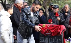 Eskişehirspor oyuncular Sinan Alağaç'ın kabrini ziyaret etti