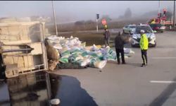 Eskişehir'de tır yan yattı! Trafik olumuz etkilendi...