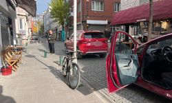 Aracını sokak ortasında bıraktı trafiği olumsuz etkiledi!