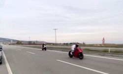 Trafiğe açık alanda motosiklet yarışı korkuttu!