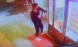 Cami kapısını yumrukladı, kameraya yakalandı...