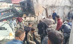 2 katlı inşaatta çöktü: 5 işçi göçük altında!