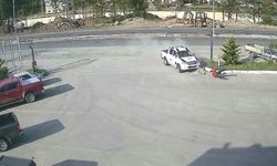 Akaryakıt istasyonu çalışanına kamyonet çarptı